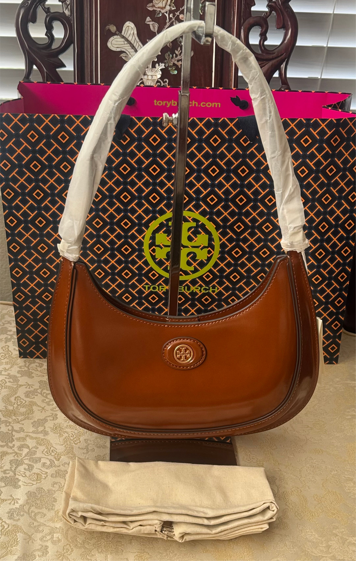 NWT Tory Burch Medium Robinson Spazzolato Convertible Crescent Leather Bag with Dust Bag